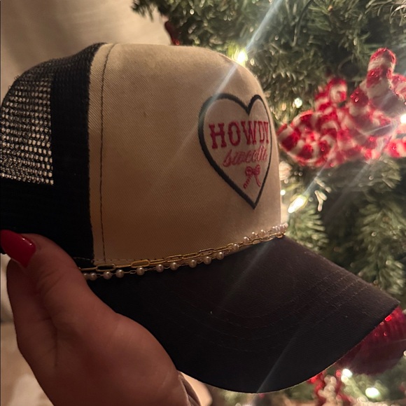 Buckle Black and Cream 'Howdy Sweetie' Trucker Hat - Picture 2 of 5